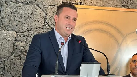 Óscar Noda en un acto con Oswaldo Betancort al fondo.