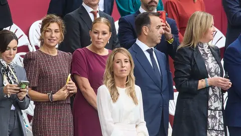 La presidenta del Parlamento de Canarias entre las autoridades asistentes