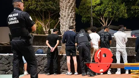 Despliegues realizados por la Policía Local de Arrecife este pasado fin de semana en un parque infantil en el barrio de Altavista.