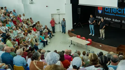 Rosmen Quevedo y Echedey Eugenio explicando a los mayores de Arrecife este lunes cómo van a ser los viajes.