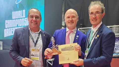 Juan Monzón recogiendo el testigo del campeonato.