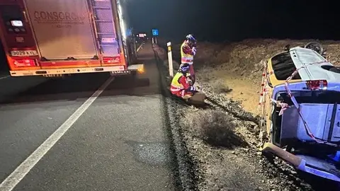 Estado en el que quedó el taxi volcado.