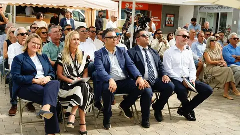 Imagen del consejero siguiendo el desarrollo del evento