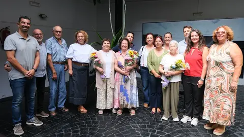 Imagen de las homenajeadas con parte del grupo de gobierno de San Bartolomé.