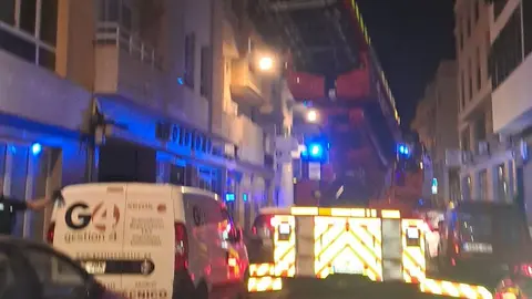 Imagen de los bomberos en el momento en el que entraron en el domicilio del fallecido.