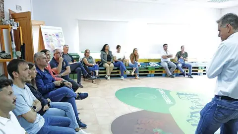 El consejero Domingo Cejas charlando con los representantes de los ayuntamientos durante la visita.