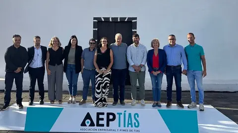 Los responsables de la Asociación con el equipo de gobierno de Tías y el consejero de Comercio del Cabildo.