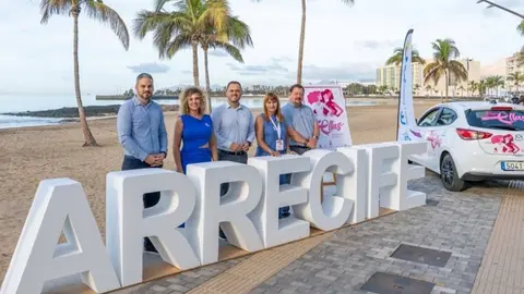 La presidenta de la asociación con el alcalde y sus compañeros del Gobierno municipal. 