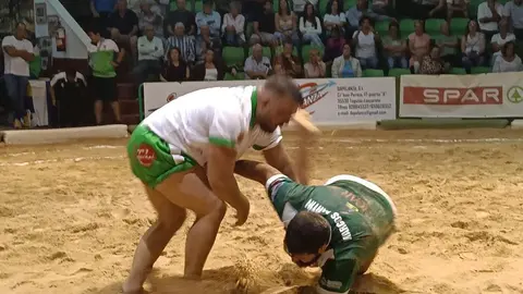 Jonay Elvira dando la segunda a Marcos Martín en uno de los momentos únicos de la noche