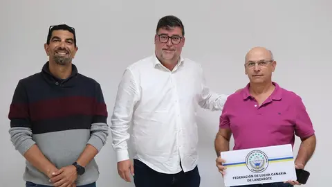 El concejal de Deportes, el alcalde de San Bartolomé y el representante de la Federación.