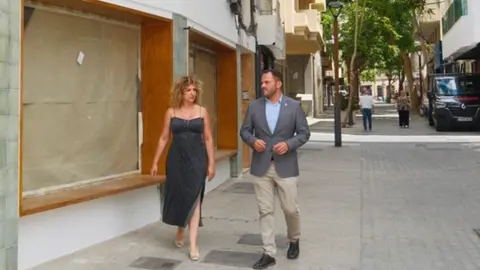 La concejal Eli Merino y el alcalde Yonathan de León paseando por la Calle Real de Arrecife.