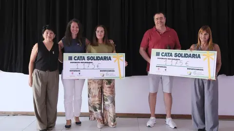 Los representantes de la bodega y del Ayuntamiento con la imagen de lo recaudado.