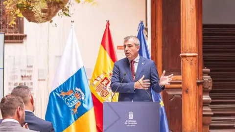 El vicepreisdente y consejero de Economía, Manuel Domínguez, durante su exposición.