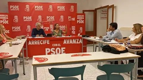 María Dolores Corujo y José Juan Cruz con los parlamentarios del PSOE.