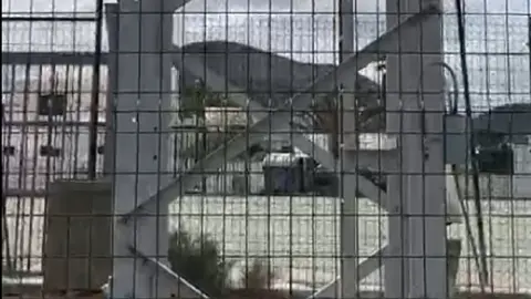 Imagen de un video que ha grabado el nuevo partido para que se vea lo grande que es la estructura. 