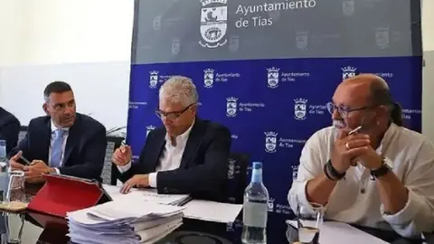 El alcalde de Tías en una de las reuniones que ha mantenido con el actual presidente del Cabildo, Oswaldo Betancort. 