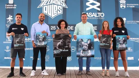 Imagen de los representantes del Ayuntamiento de Yaiza y de Puerto Calero durante la presentación de la prueba.