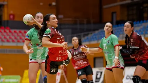 Una de las jugadas del emocionante encuentro.