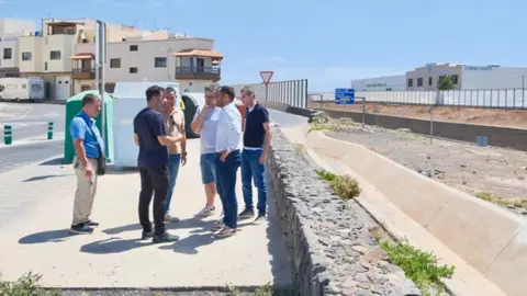El alcalde de Arrecife hablando con algunos vecinos de la zona y en presencia de los técnicos del Ayuntamiento.