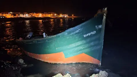 Imagen de la patera en la zona de rocas de la costa