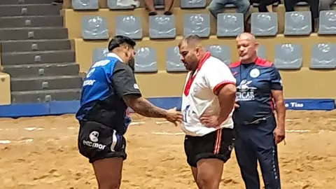 Acomar Elvira y Ángel García al finalizar su lucha.