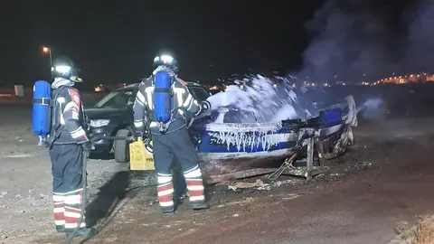 Los bomberos sofocaron el fuego en la embarcación de Maneje.