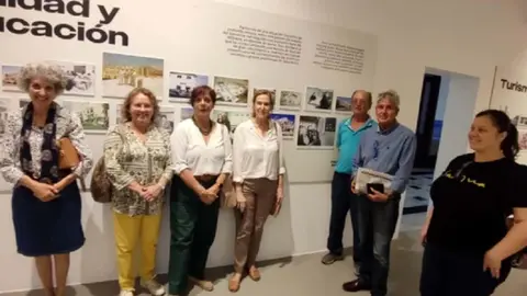 Imagen de la exposición con los integrantes de la Asociación.