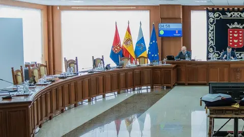Imagen del presidente del Cabildo hablando sin la  oposición ya en el pleno de este viernes