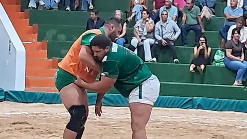 Raico Tejera y Miguel Reyes en plena agarrada