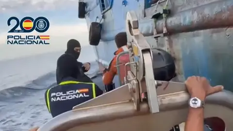 Momento de la llegada de los agentes de la Policía al barco.