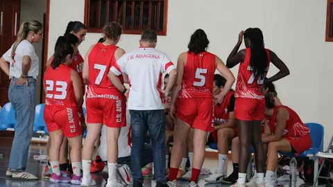 Jugadoras del Ariagona recibiendo indicaciones de su técnico.