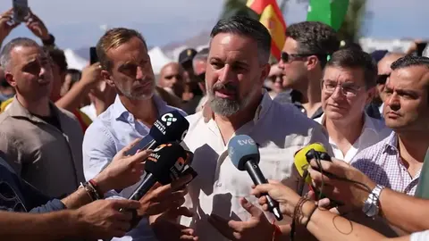 Santiago Abascal compareciendo ante los medios de comunicación durante su visita a Lanzarote.
