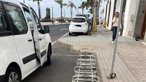 Aparcabicicletas situado en los exteriores del Ayuntamiento de Arrecife.