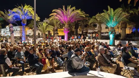 Vecinos de Altavista disfrutando de los actos de la fiesta del barrio.