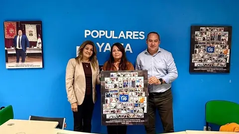 La secretaria PP Lanzarote María Tovar y el presidente PP Yaiza hacen entrega a su esposa Silvia un recordatorio de buenos momentos