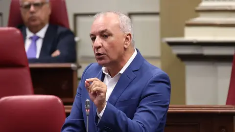 Luis Campos durante su intervención en el Parlamento.