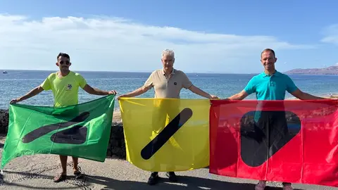 Christopher Notario y José Juan Cruz junto a las banderas.