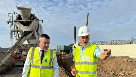 Oswaldo Betancort y Domingo Cejas en su visita a las obras de El Cuchillo.