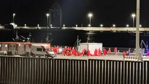 Imagen de archivo de otro grupo que también llegó de madrugada a Puerto Naos, en Arrecife. 