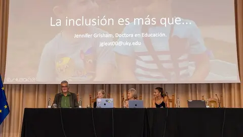 Marci Acuña en la mesa de las jornadas formativas de ADISLAN.