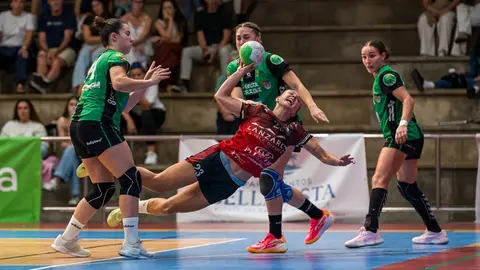 Jugadora del Zonzamas realizando un lanzamiento.