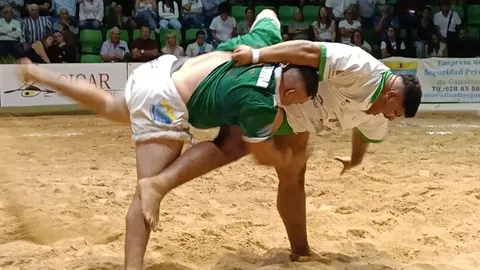 Imagen de una agarrada de un luchador del San Bartolomé.
