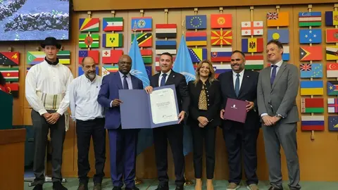 Oswaldo Betancort, Samuel Martín y María Jesús Tovar recibiendo la distinción SIPAM de la FAO.