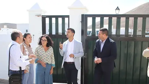 Óscar Noda junto a los componentes de Educación en su visita a uno de los centros educativos.