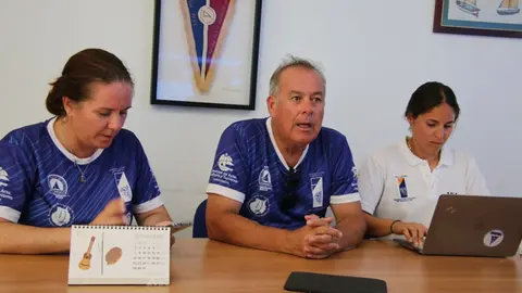 El presidente de la Federación aclarando las dudas durante la presentación.