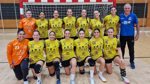 Imagen de las jugadoras y el entrenador.