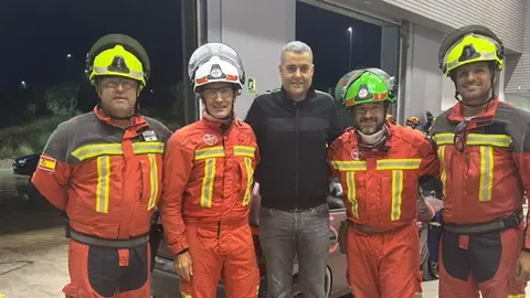 Kiko Aparicio junto a los bomberos en la APRAT Rescue 2025.