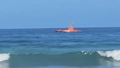 Embarcación de Salvamento Marítimo realizando las labores de búsqueda.