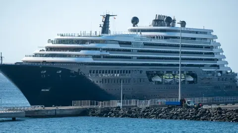 El Luminara atracando en el muelle de cruceros de Arrecife.