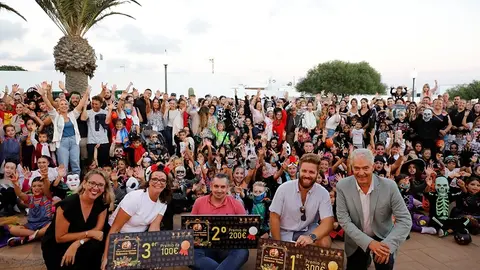 Miriam Hernández y José Juan Cruz haciendo entrega de los galardones a mejores escaparátes.
